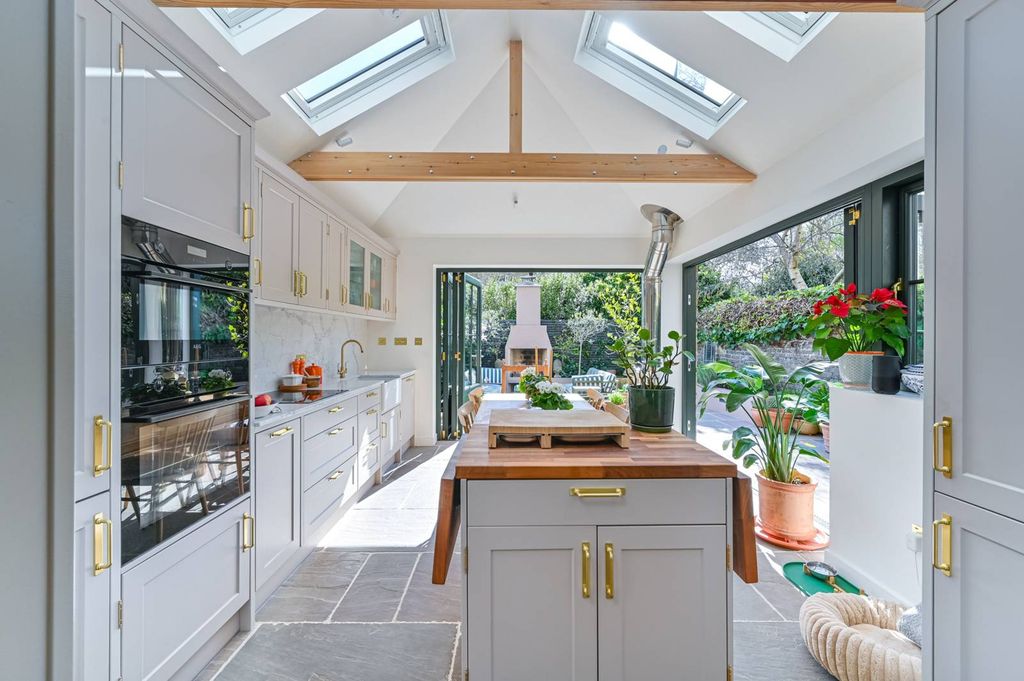 Property photo 3 of 27