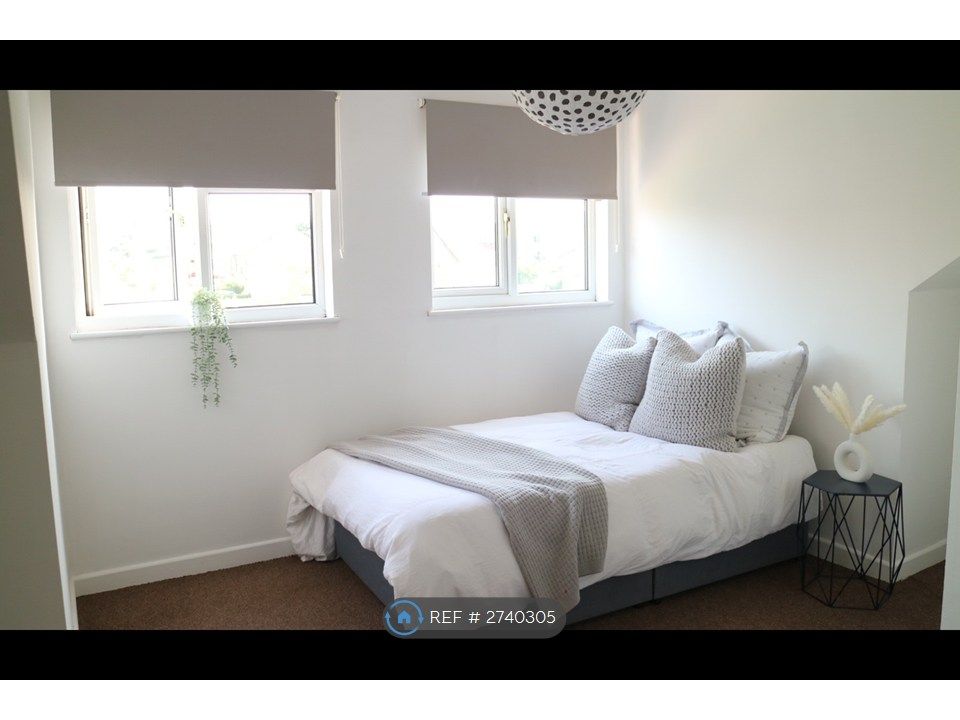 Property photo 3 of 8 Room 4