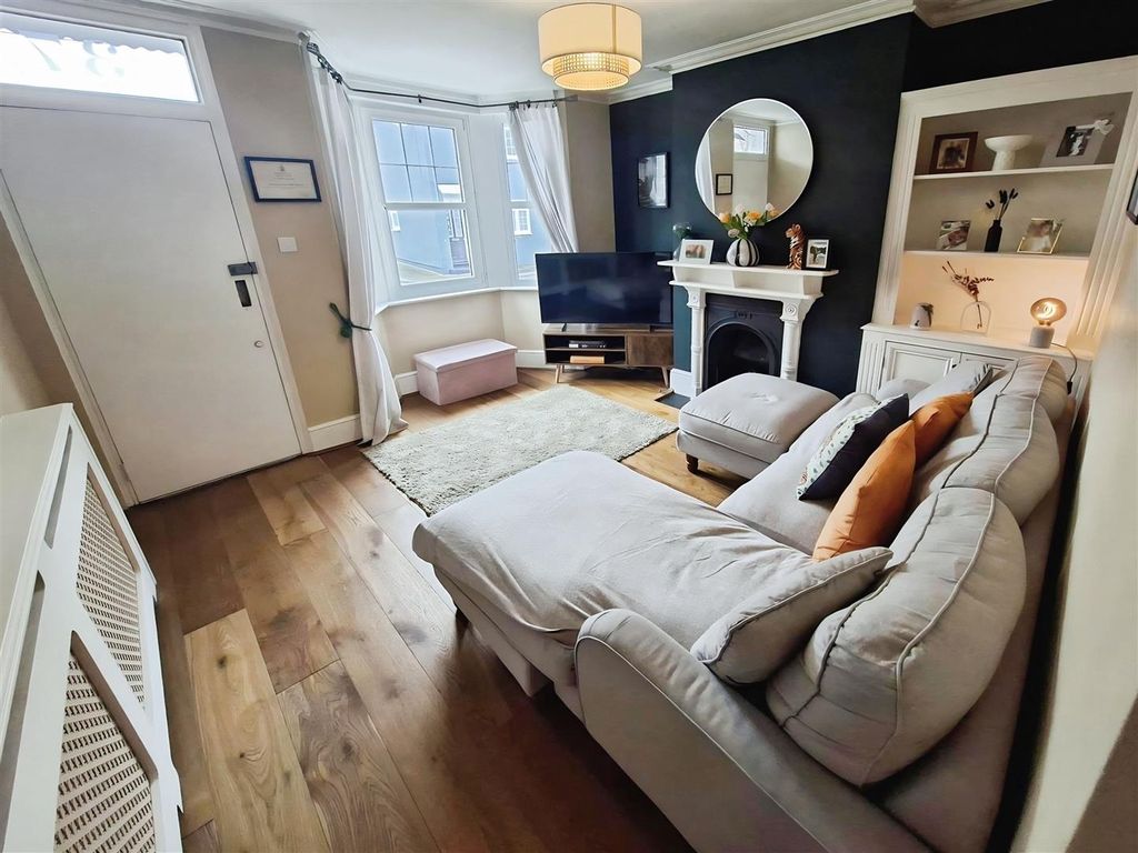 Property photo 3 of 18 Lounge