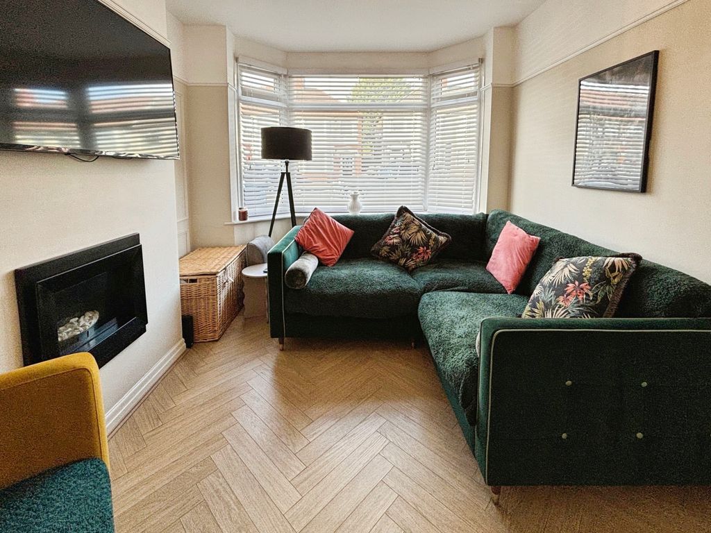 Property photo 3 of 19 Lounge