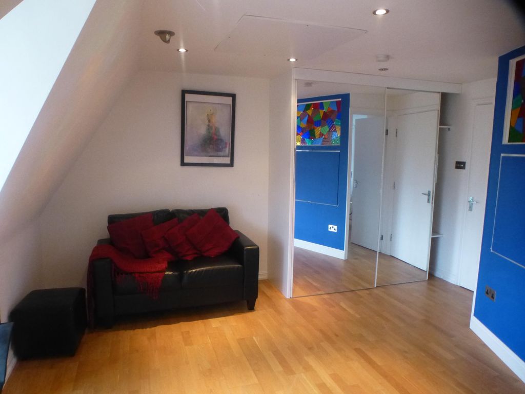 Property photo 1 of 7 Living Room