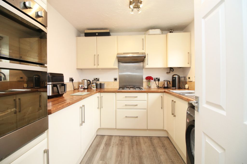 Property photo 2 of 20