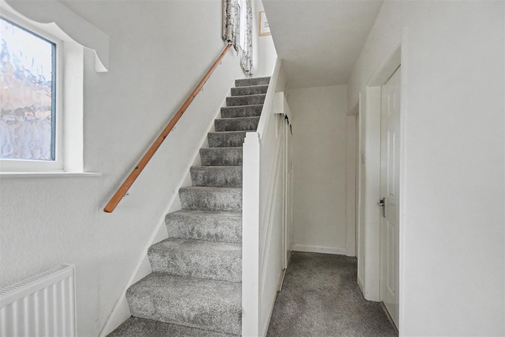 Property photo 2 of 21 Entrance Hall.Jpeg