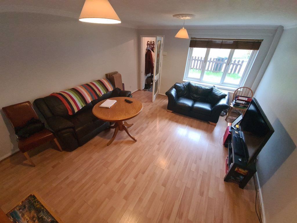 Property photo 1 of 16 Bright, Well-Kept Living Room With Wood-Effect Flo...
