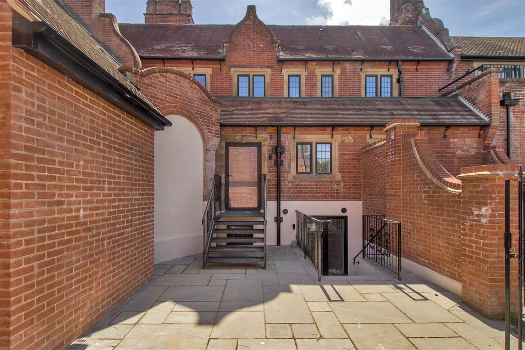 Property photo 3 of 10 Private Courtyard