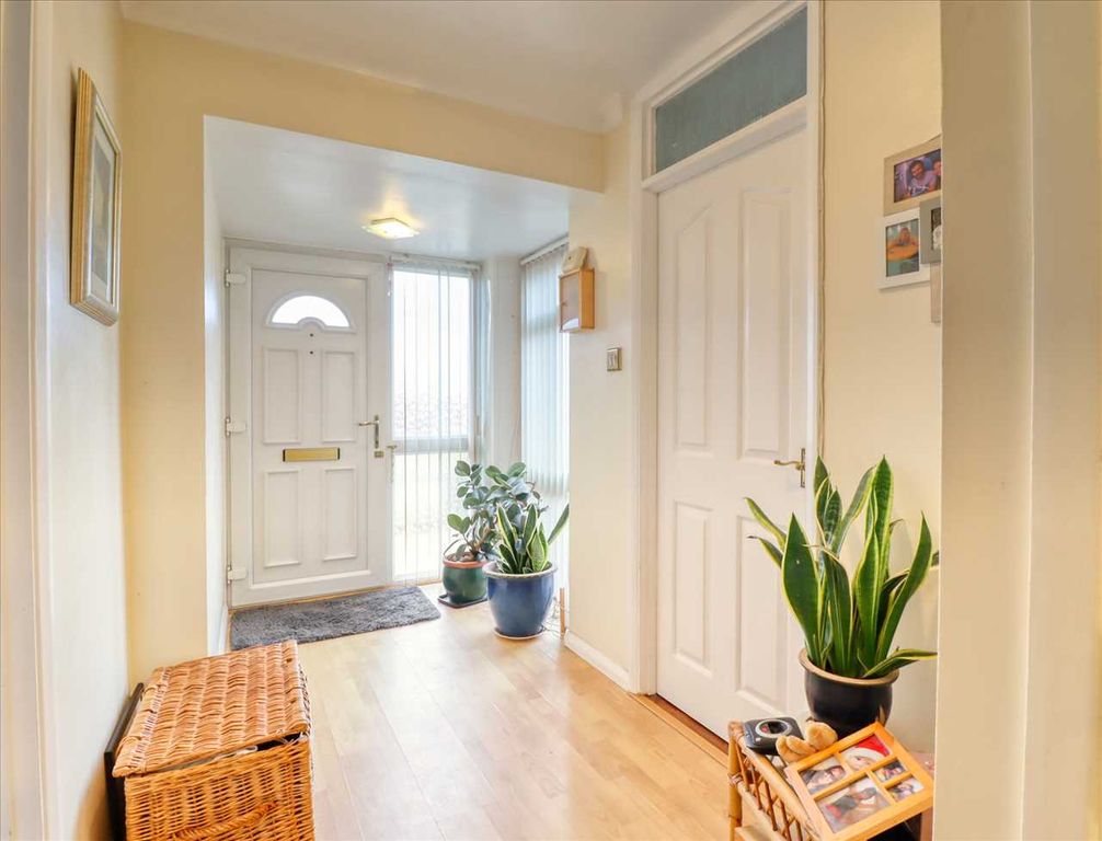 Property photo 3 of 23 Entrance Hall