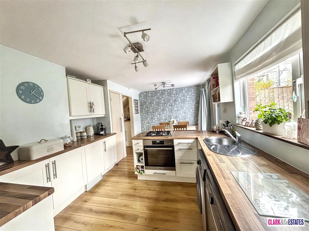 Property photo 3 of 18 Kitchen