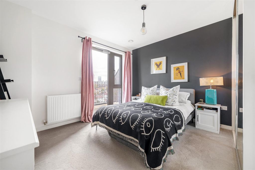 Property photo 3 of 14 Purley Way-7.Jpg