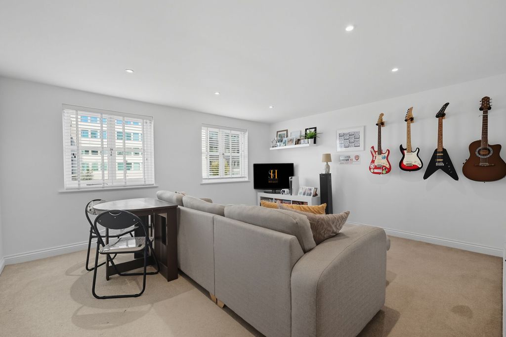 Property photo 1 of 8 Living Room