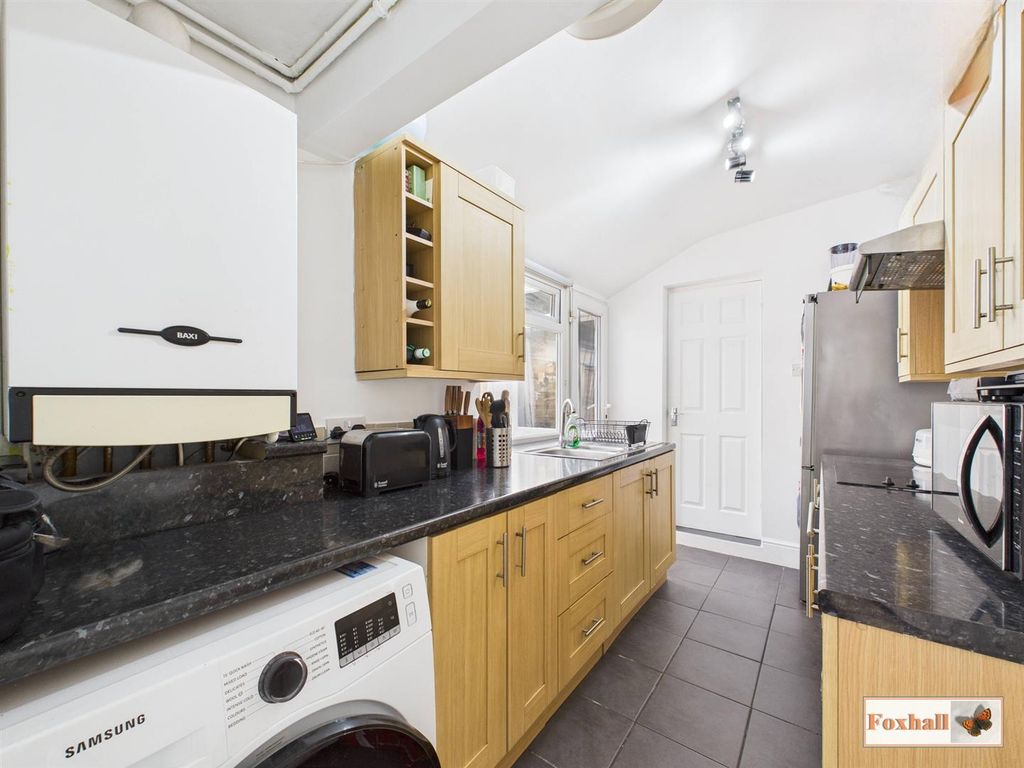 Property photo 2 of 10 Kitchen