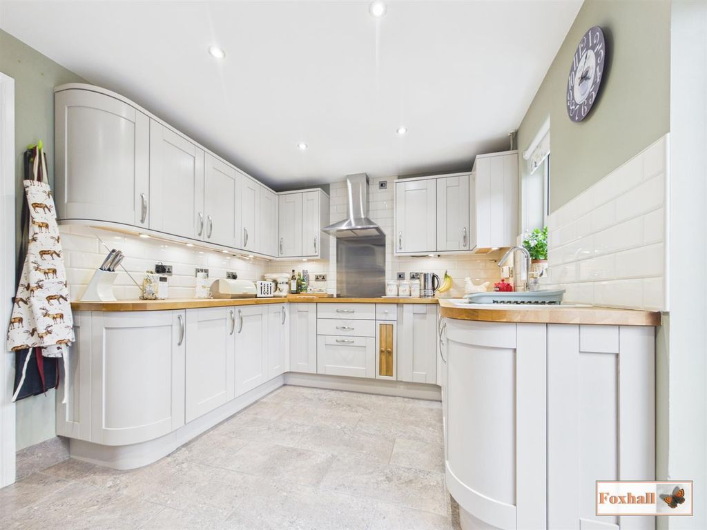 Property photo 3 of 18 Kitchen / Breakfast Room