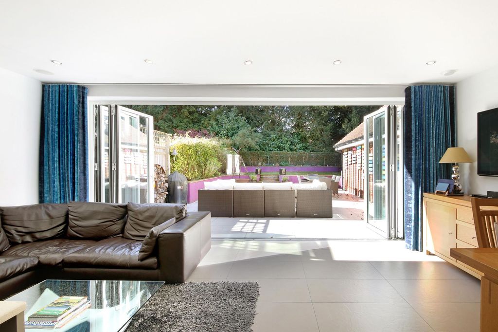 Property photo 3 of 20 Lounge