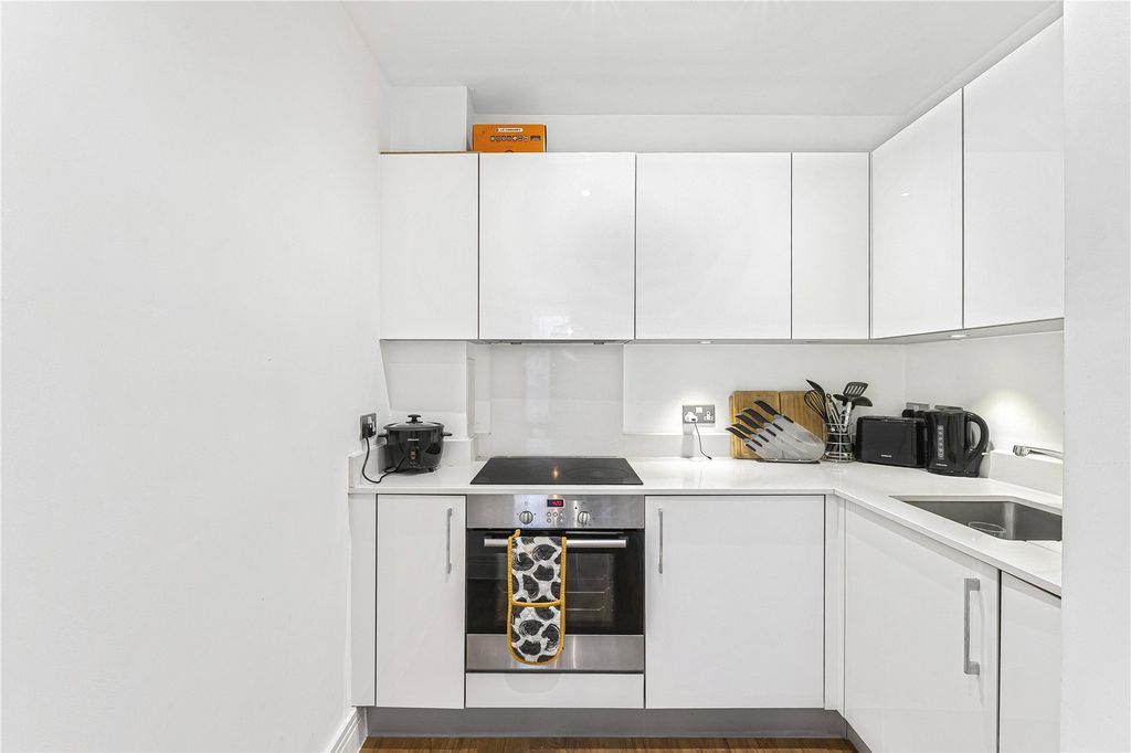 Property photo 3 of 15 Studio