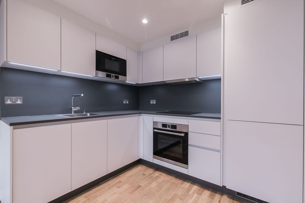 Property photo 3 of 10 Kitchen