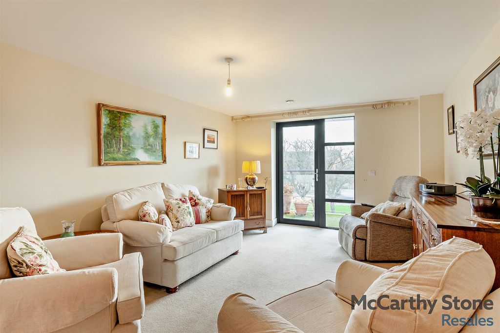 Property photo 3 of 13 8673053-Interior09-800.Jpg