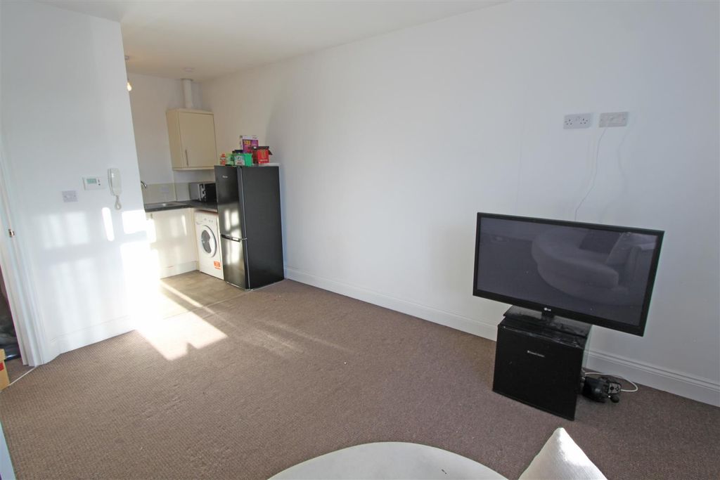 Property photo 3 of 6 Lounge-Kitchen.Jpg