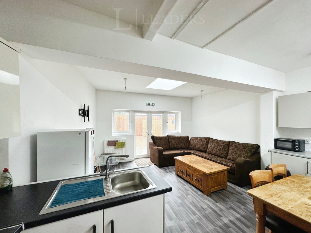 Property photo 2 of 8 Communal Area (1)