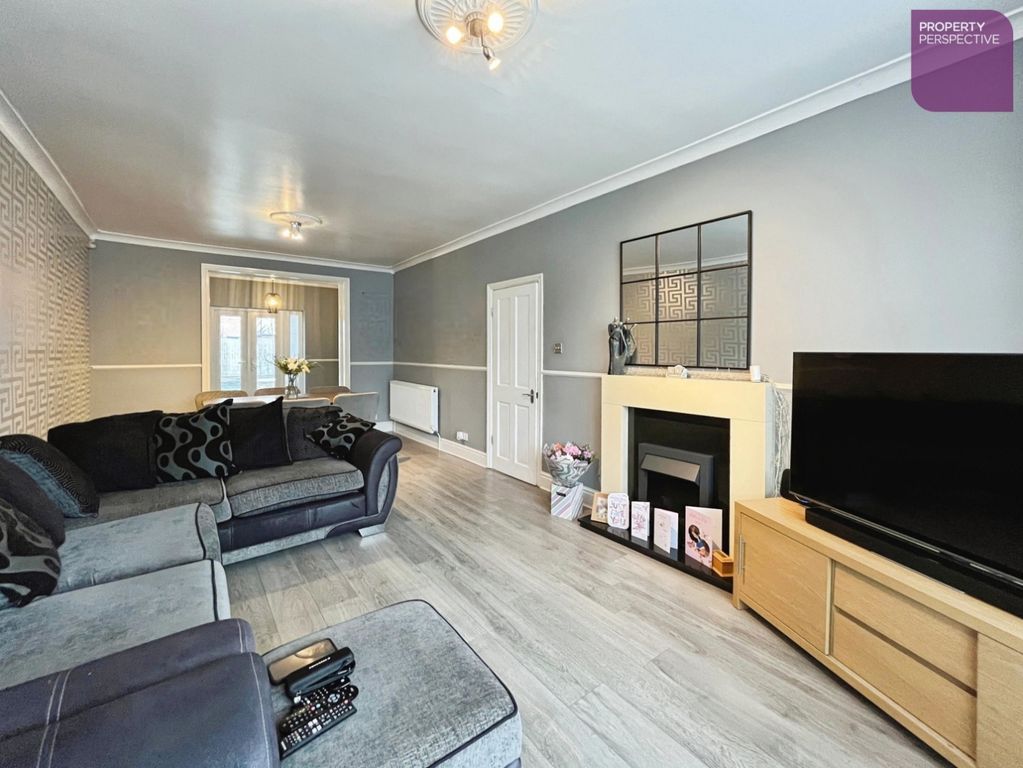 Property photo 3 of 17 Lounge