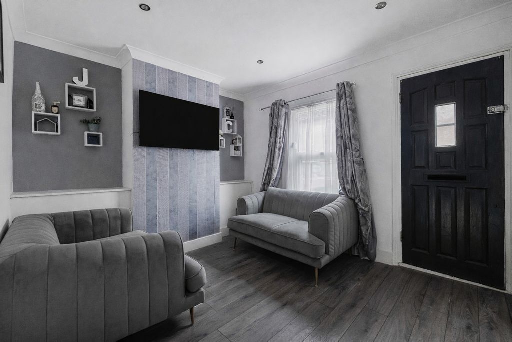 Property photo 2 of 8