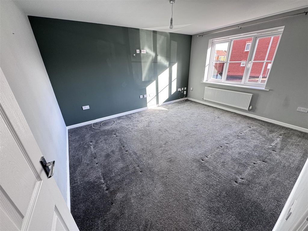 Property photo 3 of 28 Lounge