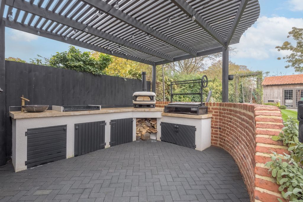 Property photo 2 of 30 4582261