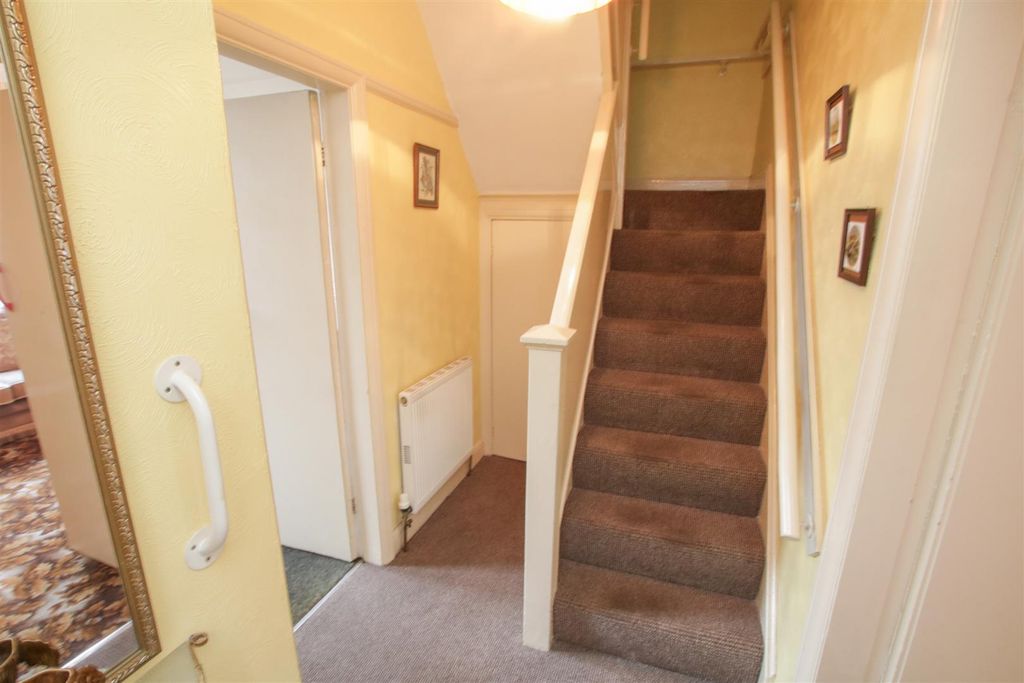 Property photo 2 of 12 Entrance Hall
