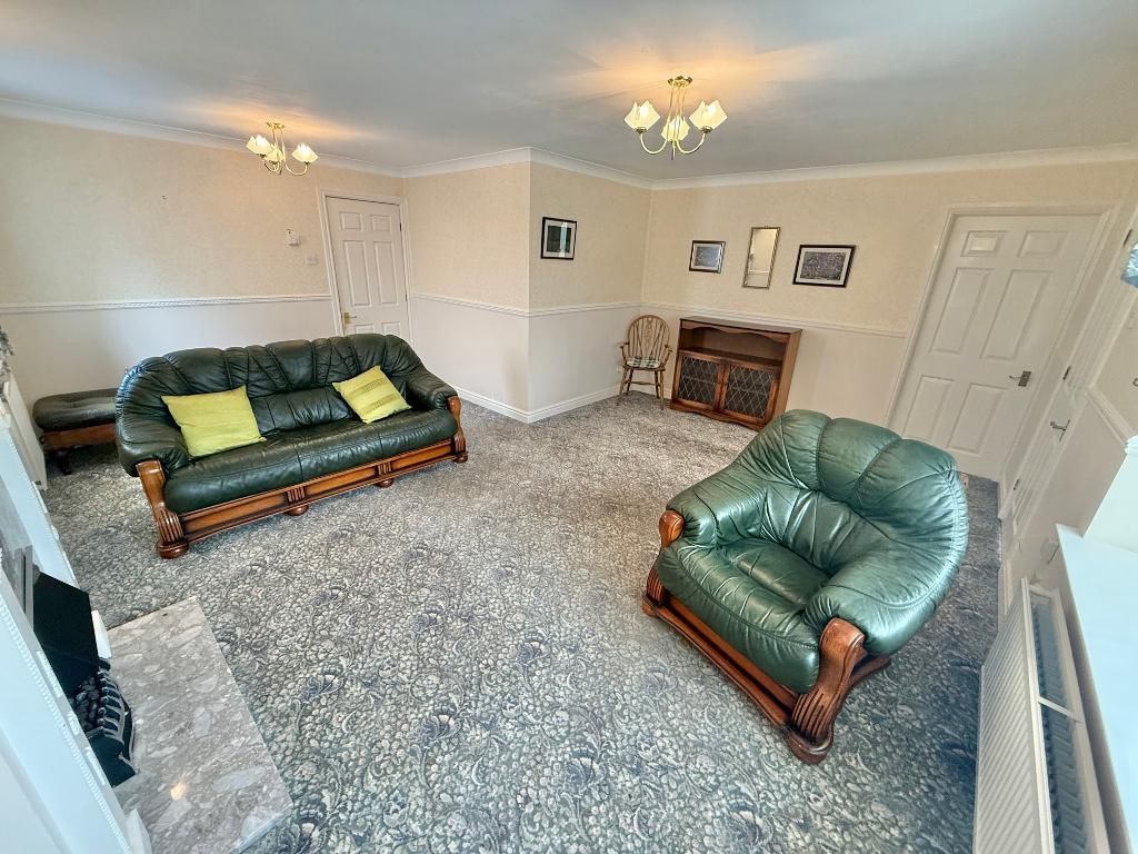 Property photo 3 of 14 Lounge / Dining