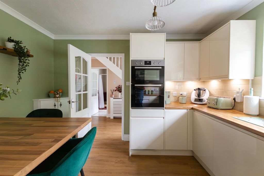 Property photo 3 of 25 Kitchen