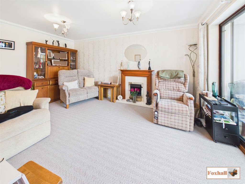 Property photo 3 of 20 Lounge