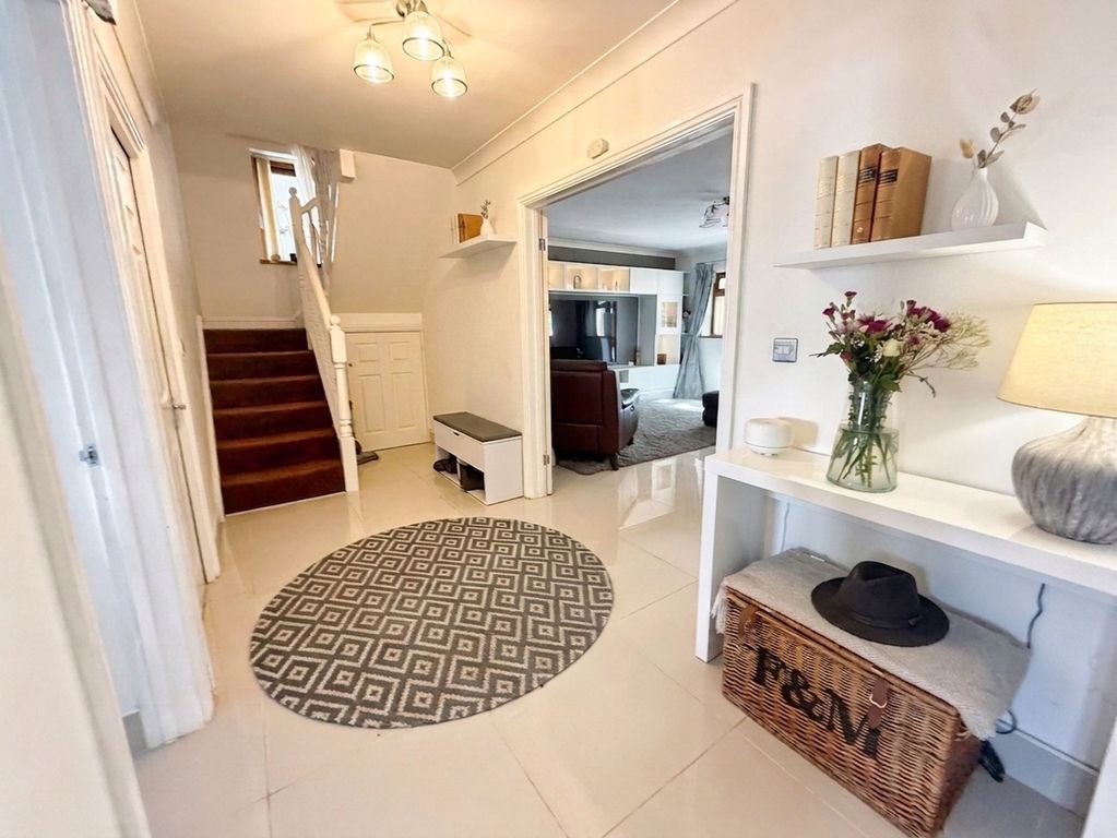 Property photo 3 of 20 Entrance Hall