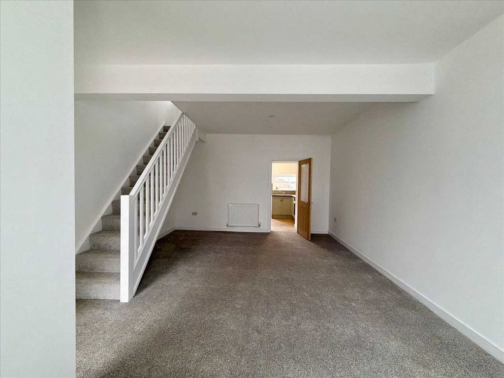 Property photo 3 of 17 Lounge