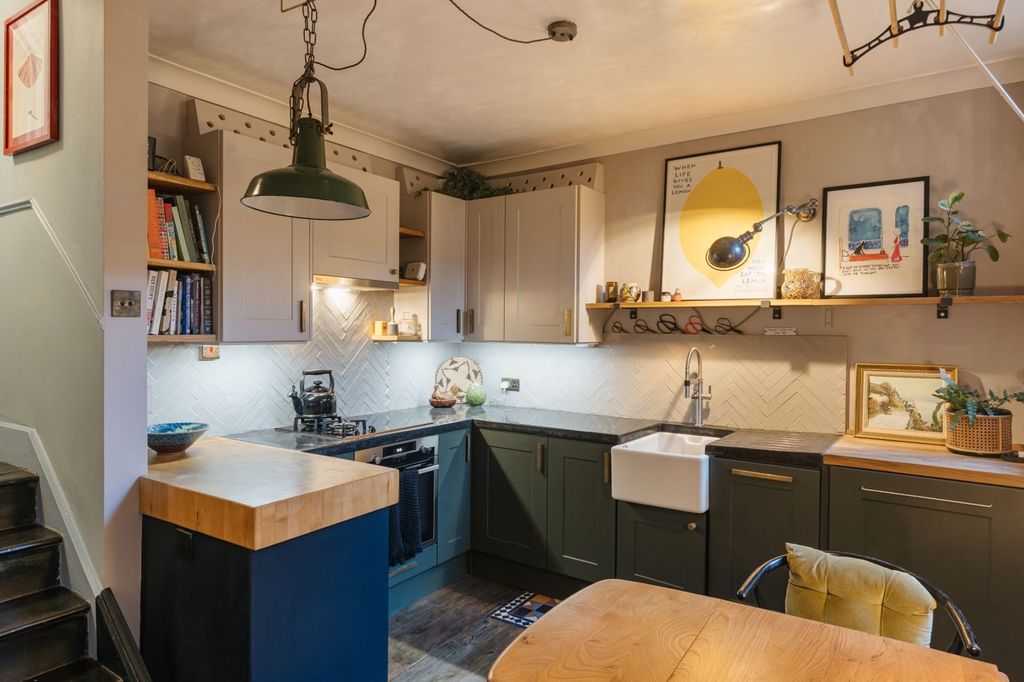 Property photo 2 of 16 Alcester Crescent E5