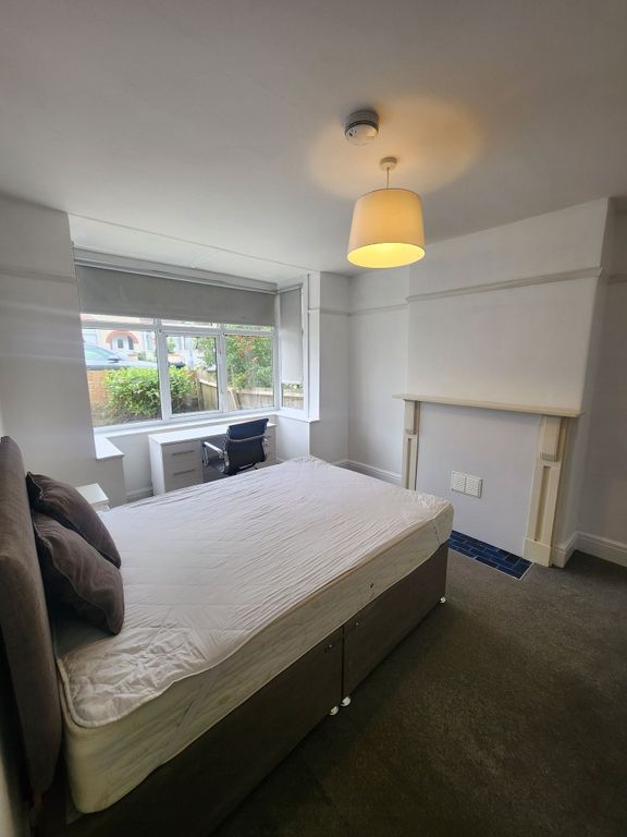 Property photo 2 of 17 A Bright And Tidy Double Bedroom Featuring A Comfo...