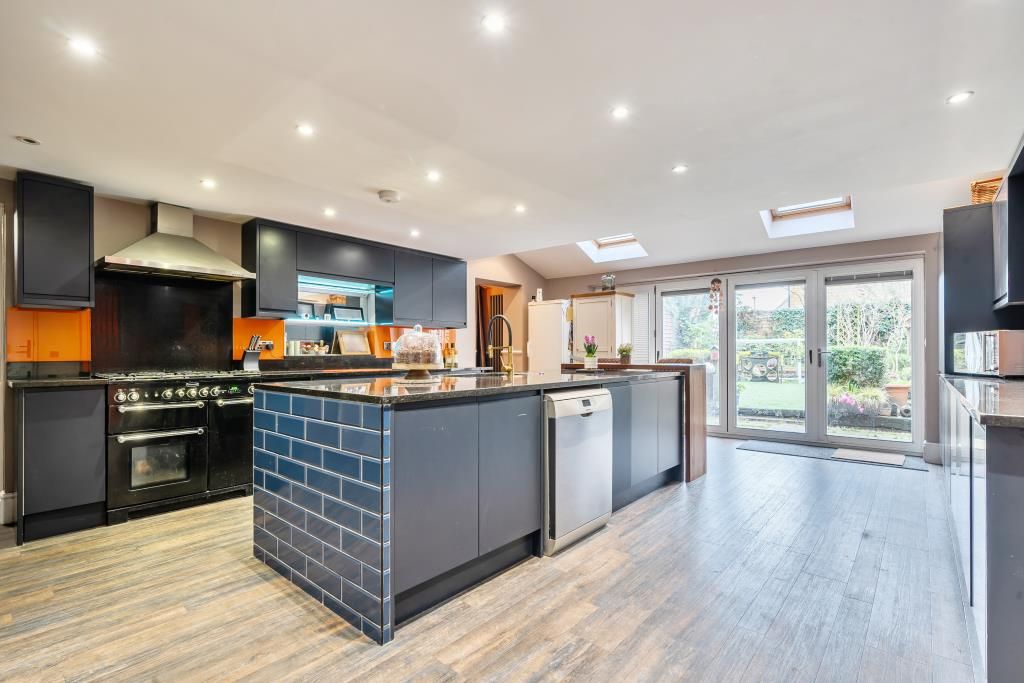 Property photo 3 of 17 Kitchen