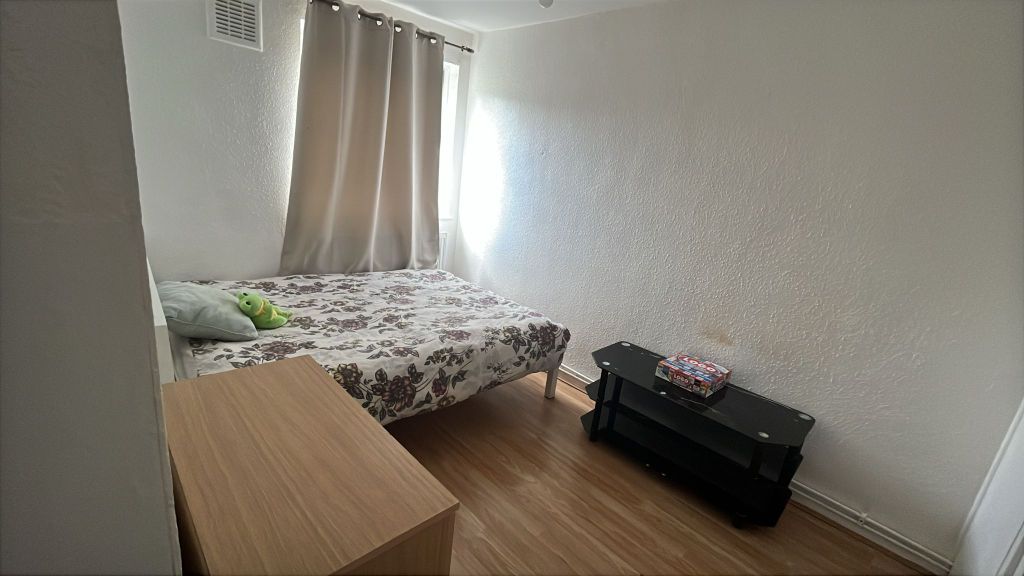 Property photo 1 of 8 Room 4- £823 Available Now