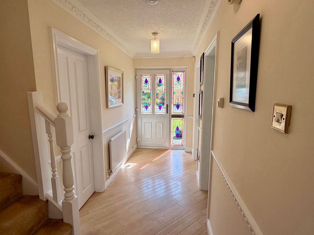 Property photo 2 of 35 Entrance Hall