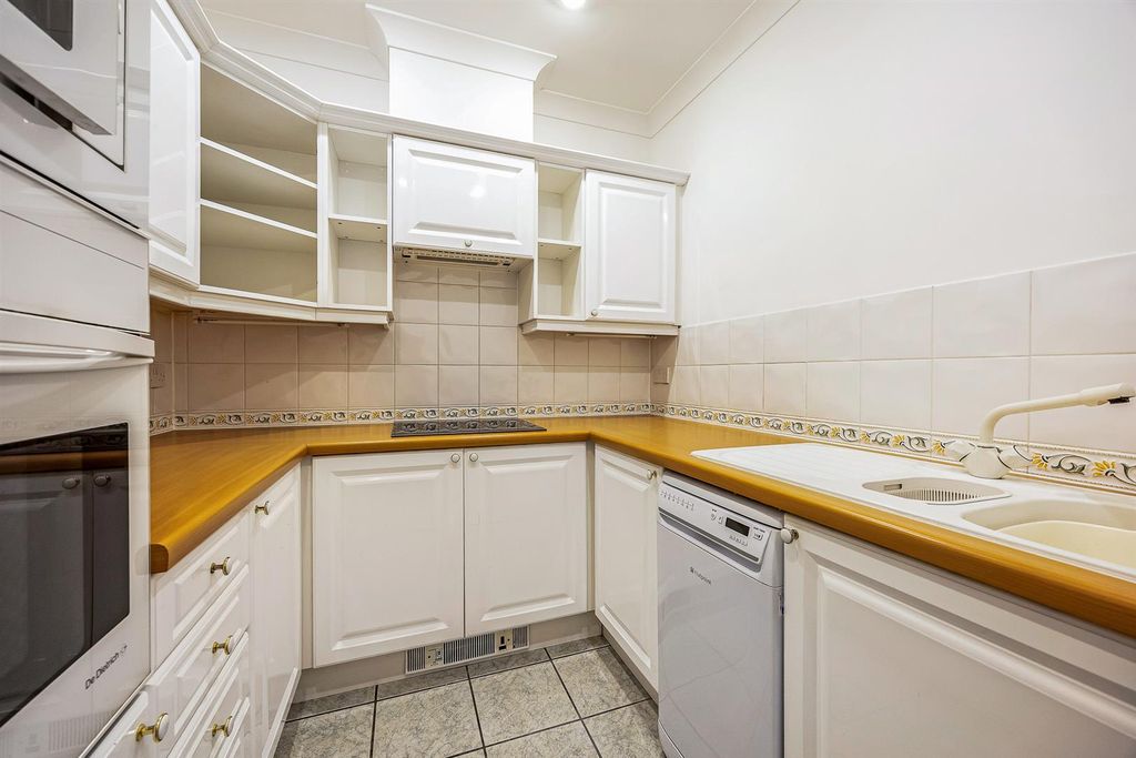 Property photo 2 of 9 Kitchen
