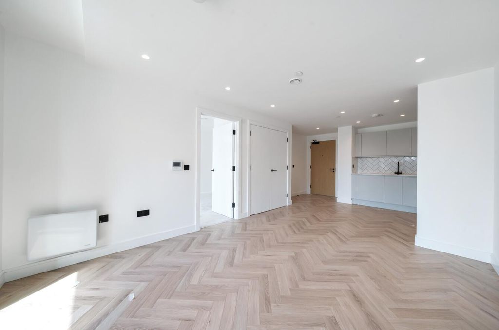 Property photo 3 of 18 1298048-9-682d9Ef33873d-Arw.Jpg