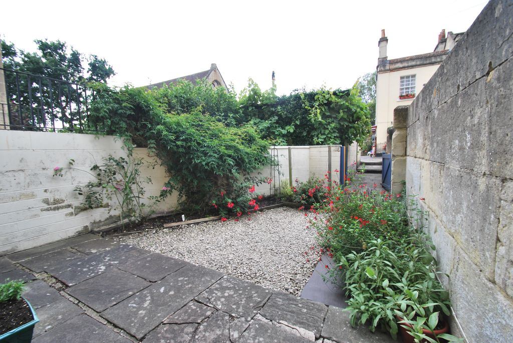 Property photo 2 of 8 Garden