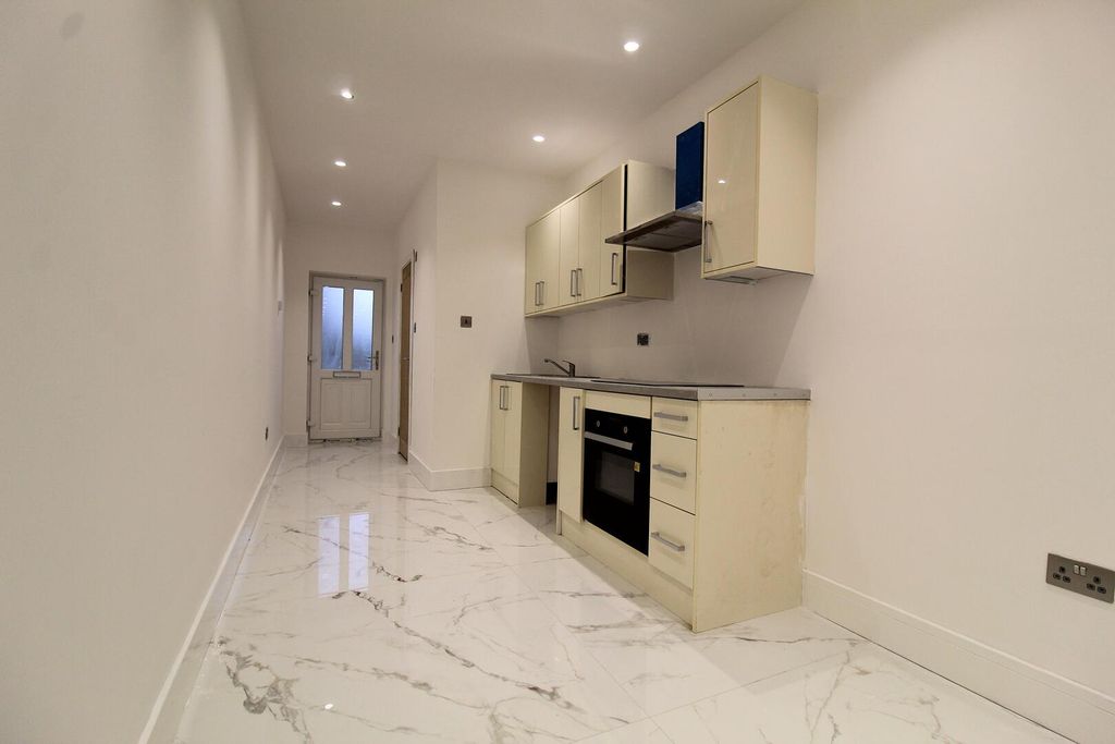 Property photo 2 of 8 Kitchen