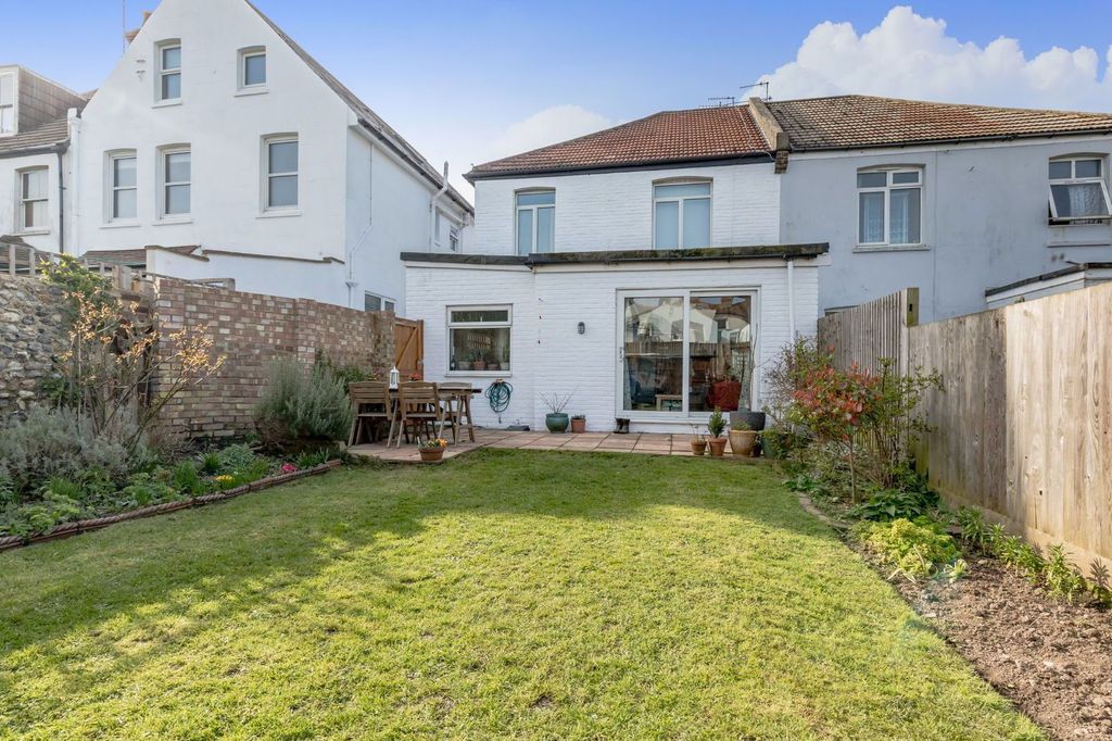 Property photo 3 of 11