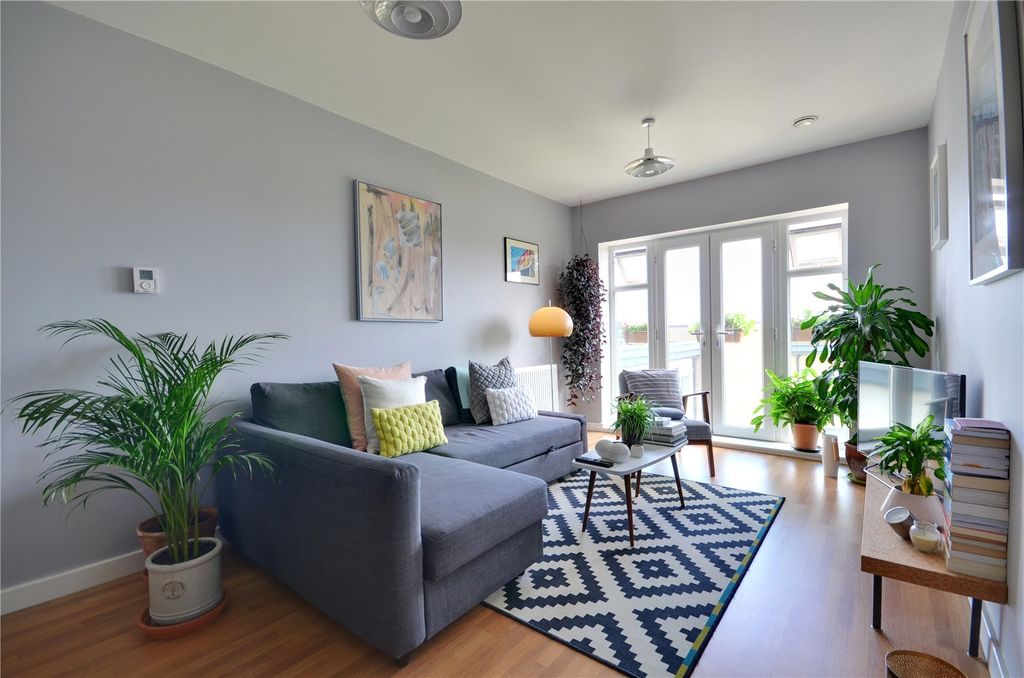 Property photo 2 of 11 Living Room