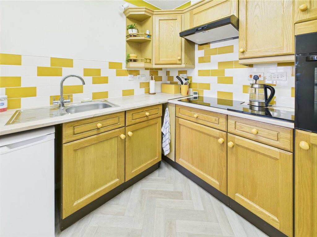 Property photo 3 of 18 Kitchen
