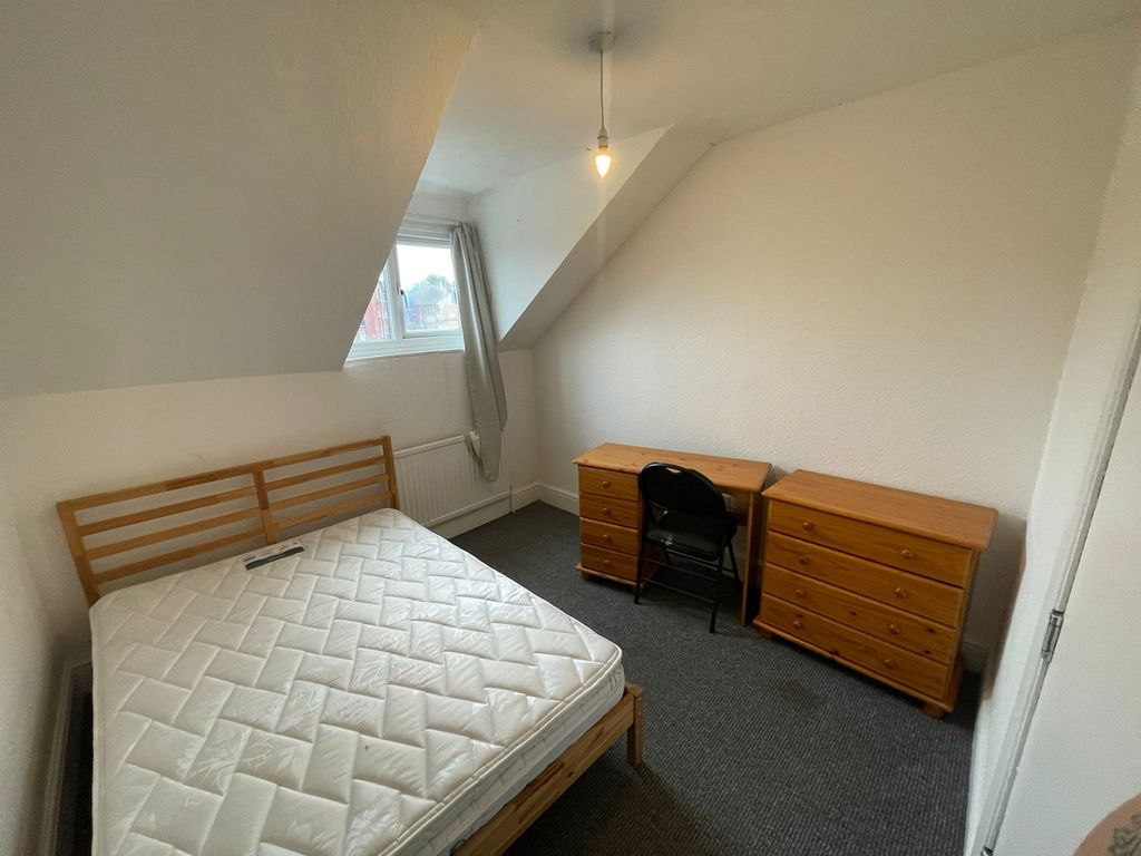 Property photo 1 of 9 A Spacious And Bright Double Bedroom With A Desk A...