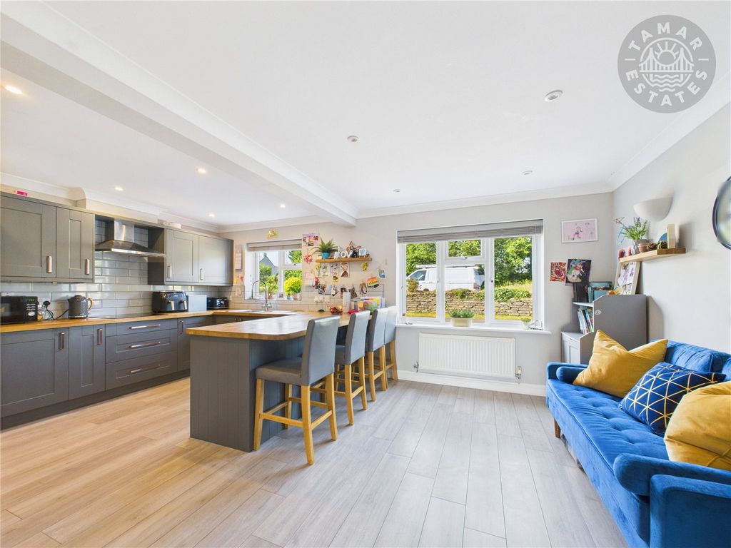 Property photo 3 of 18 Kitchen/Dining Room