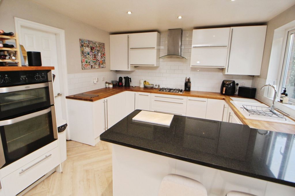 Additional image 4 of 4 bed detached house to rentShropshire Drive, Glossop, Derbyshire SK13