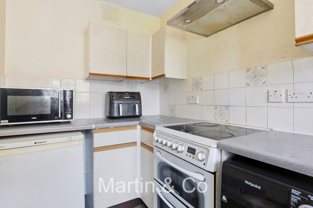 Property photo 3 of 13 1726935523 - 106 Granville Close, Cr0 - 5