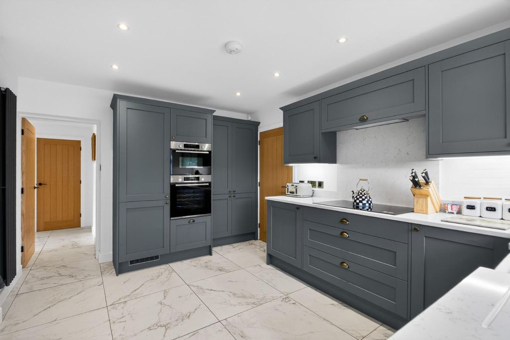 Property photo 2 of 18 Victorialodge-18.Jpg