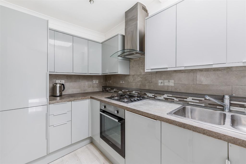 Property photo 3 of 7 Flat 4, 149 The Vale-3.Jpg