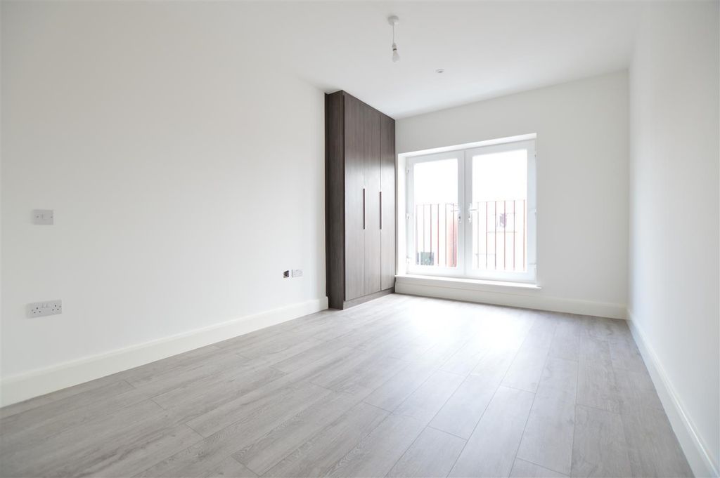 Property photo 3 of 5 Bedroom.Jpg